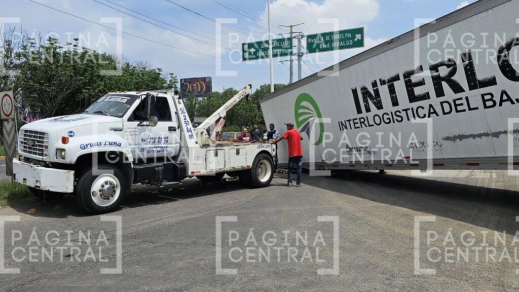 tráiler pierde su caja en bulevar Morelos 