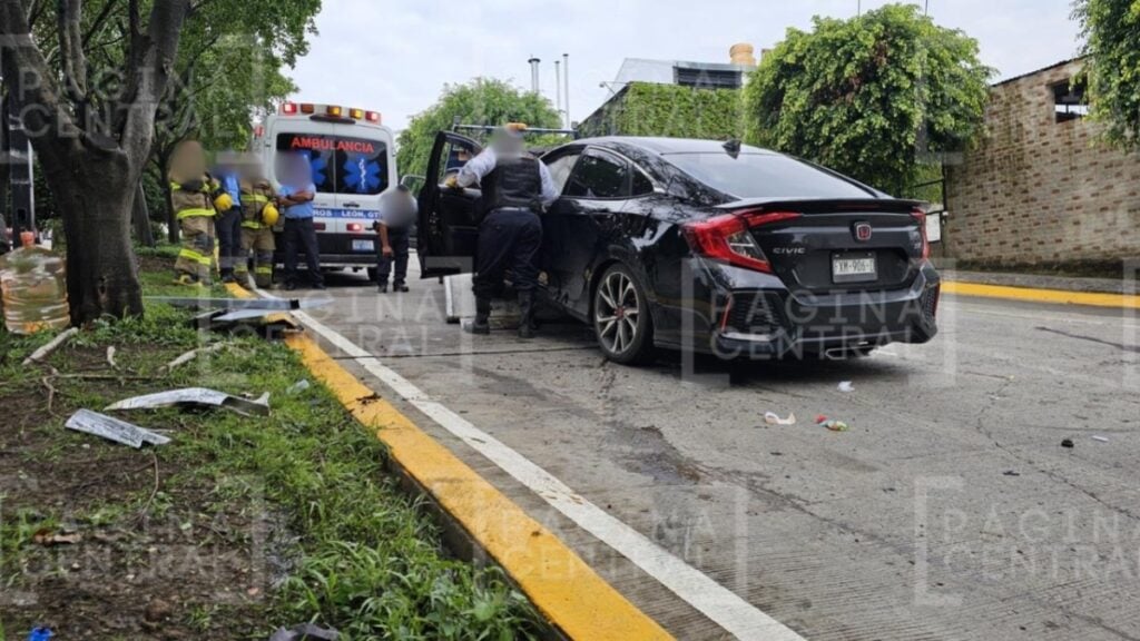 Vuelca automóvil en la Cañada y bulevar Campestre