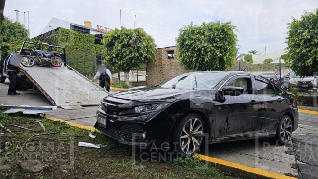 Vuelca automóvil en la Cañada y bulevar Campestre