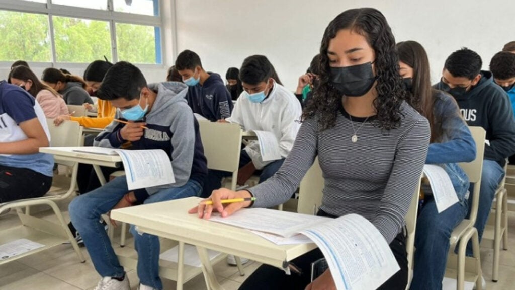 Alumnos clases preparatoria bachillerato