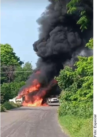 Michoacán: Bloquean, atacan con drones y queman autos