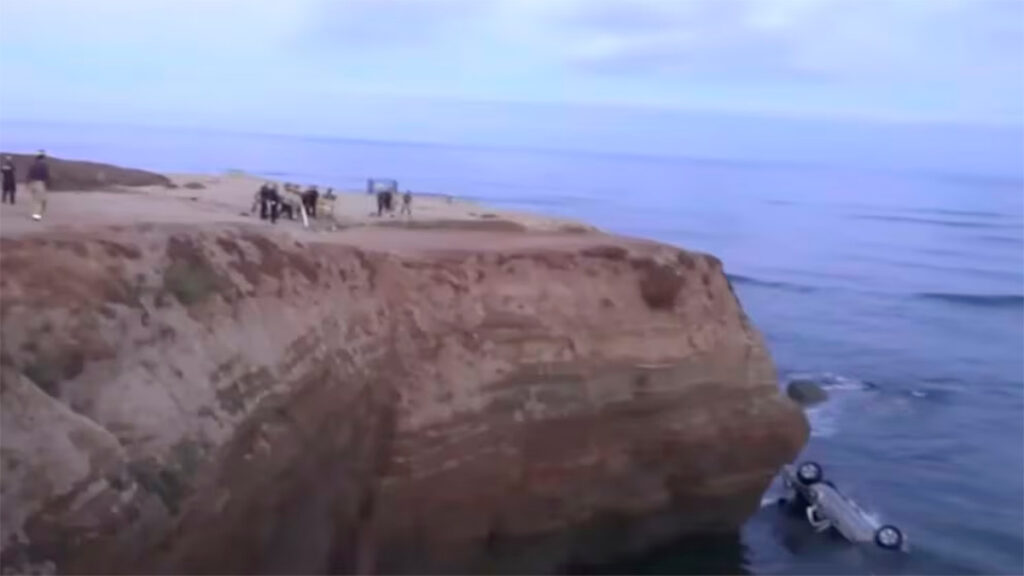 Hombre se aventó desde un acantilado con sus hijas gemelas 