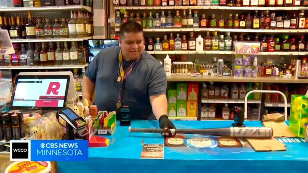 Niña usa un bate para ayudar a su padre para evitar un robo 