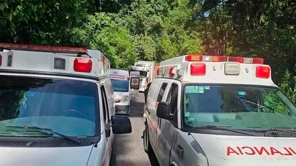 Veracruz: Cae autobús a barranco, deja 3 muertos y 21 lesionados