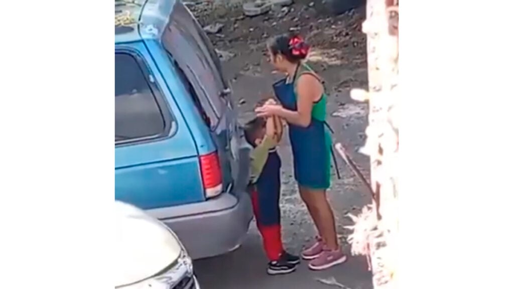 Ecatepec: Detienen a mujer por golpear a su hijo de 4 años 