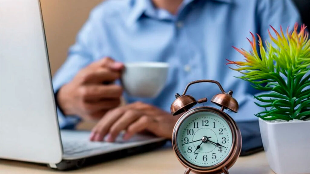 Reino Unido podría tener jornadas laborales de solo cuatro días