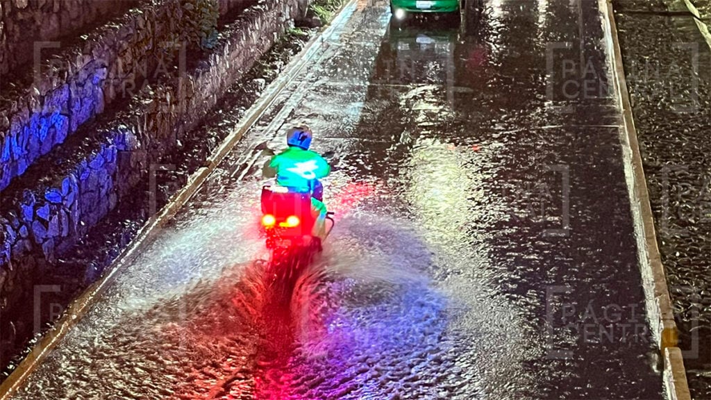 León: Intensa lluvia provoca el cierre vial del Malecón del Río