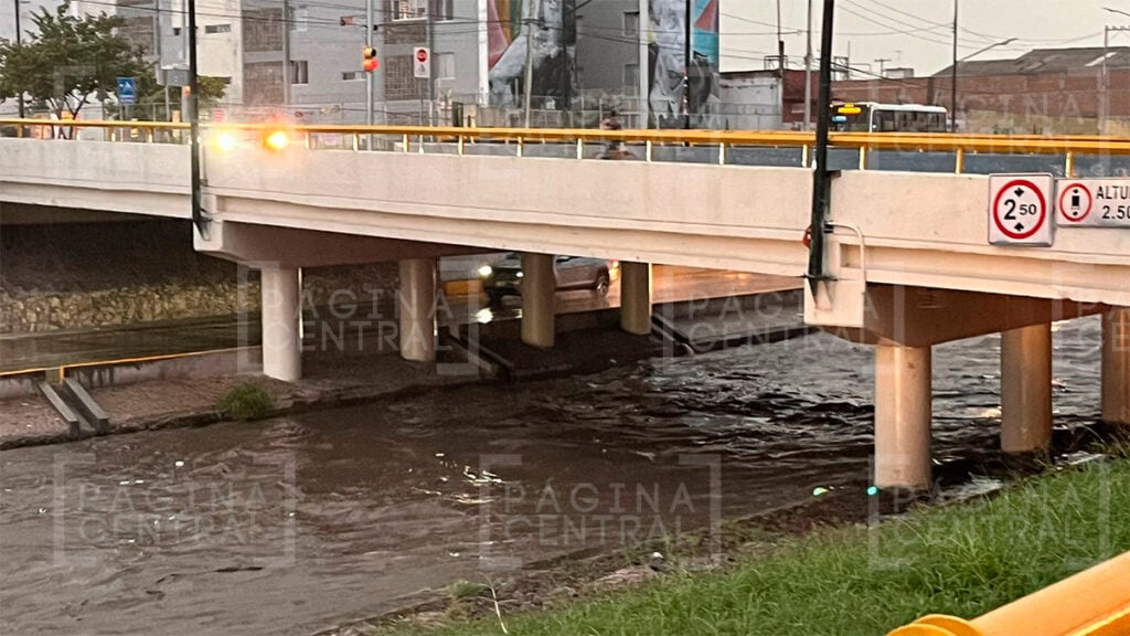 León: Intensa lluvia provoca el cierre vial del Malecón del Río