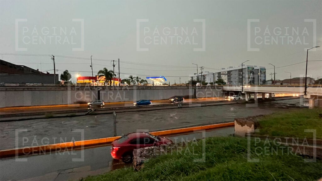León: Intensa lluvia provoca el cierre vial del Malecón del Río