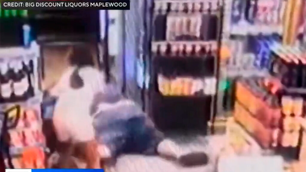 Niña usa un bate para ayudar a su padre para evitar un robo 