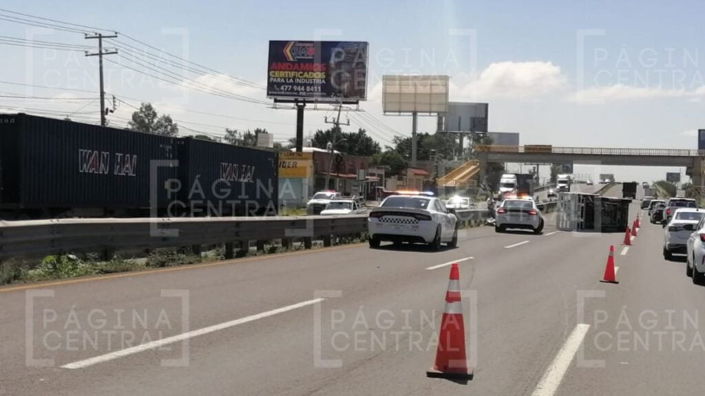 León-Silao: Vuelca camioneta en Refugio de Los Sauces