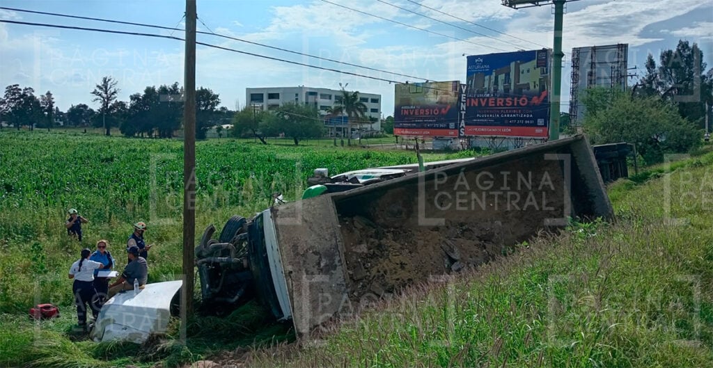 Carretera León-Silao: Tráiler impacta a tolva y vuelcan