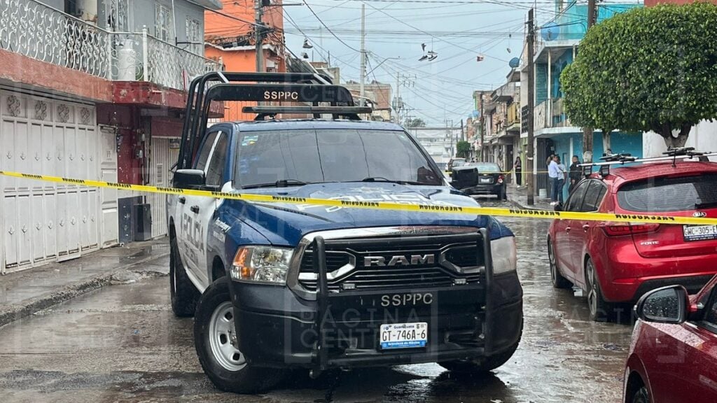 Los Aguacates: Identifican a jovencita asesinada al abrir la puerta