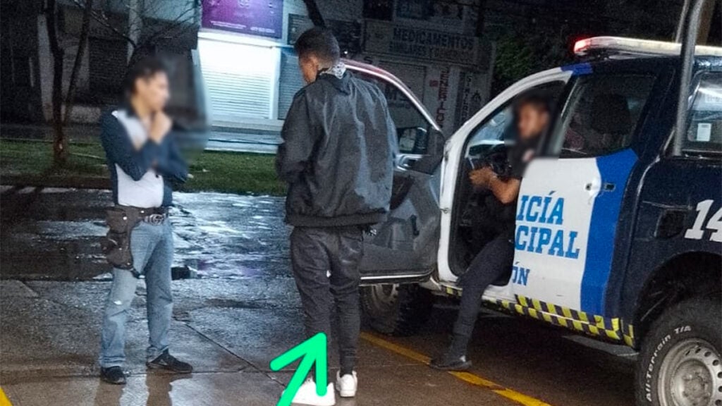 Azteca: Captan el robo de una camioneta, un joven fue bajado a punta de pistola