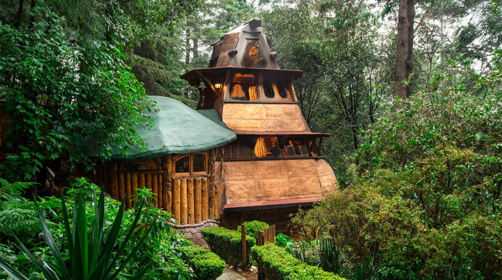 Jaime Maussan abre su mansión en el bosque para Airbnb