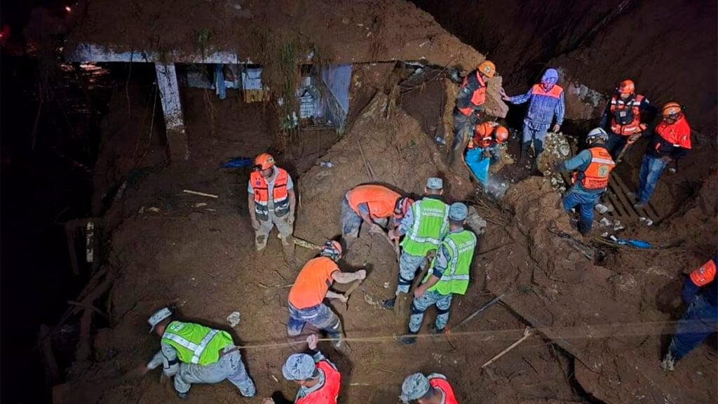 Veracruz: Se desgaja cerro y sepulta a una familia, mueren 3