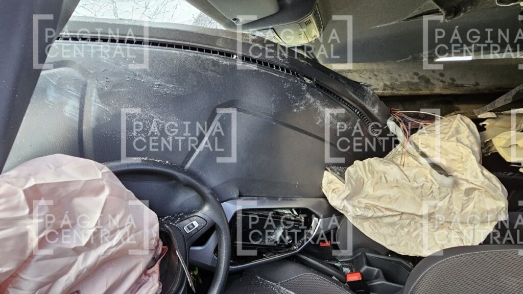 Silao: Auto se incrusta en muro de contención en la carretera