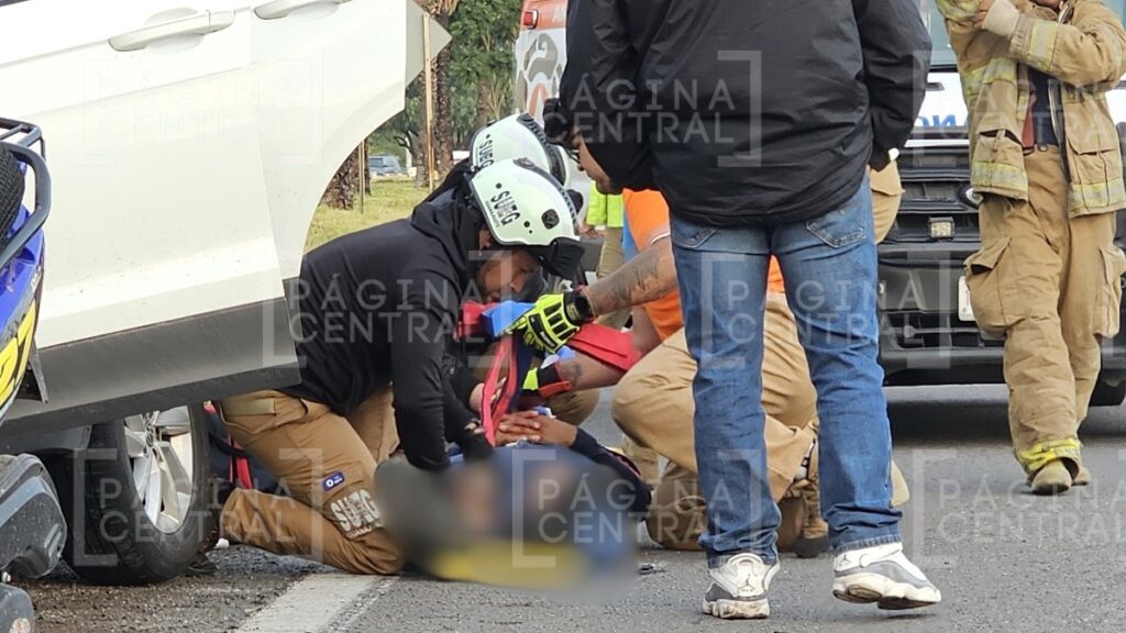 Silao: Auto se incrusta en muro de contención en la carretera