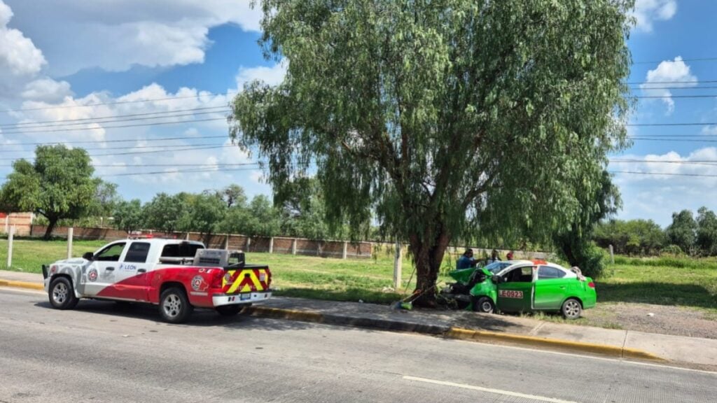 Ecobulevar: Taxista pierde el control del auto y choca con árbol