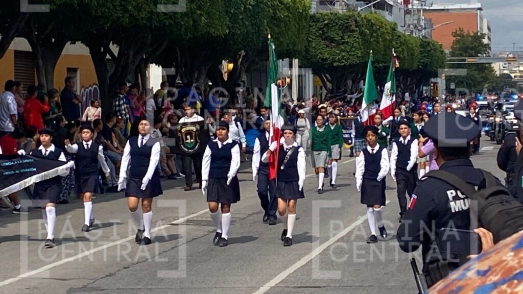 Desfile León: Asisten miles de leoneses a desfile en López Mateos