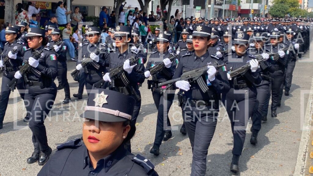 Desfile León: Asisten miles de leoneses a desfile en López Mateos