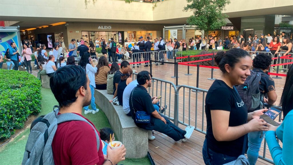 Drake Bell: Cientos de fans se congregan para conocer al cantante