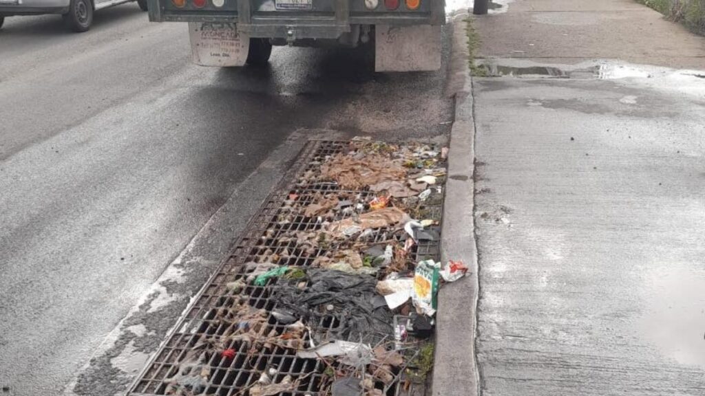 Lluvias: A limpiar las calles de León para evitar encharcamientos