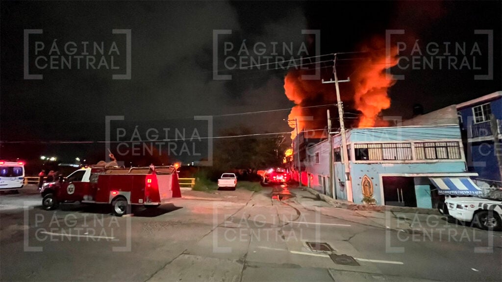 María Dolores: Arde fábrica de textiles, evacuan a vecinos