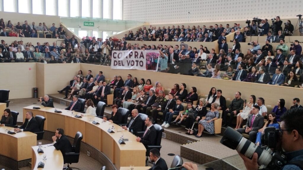 Libia García rinde protesta en el Congreso como gobernadora de Guanajuato