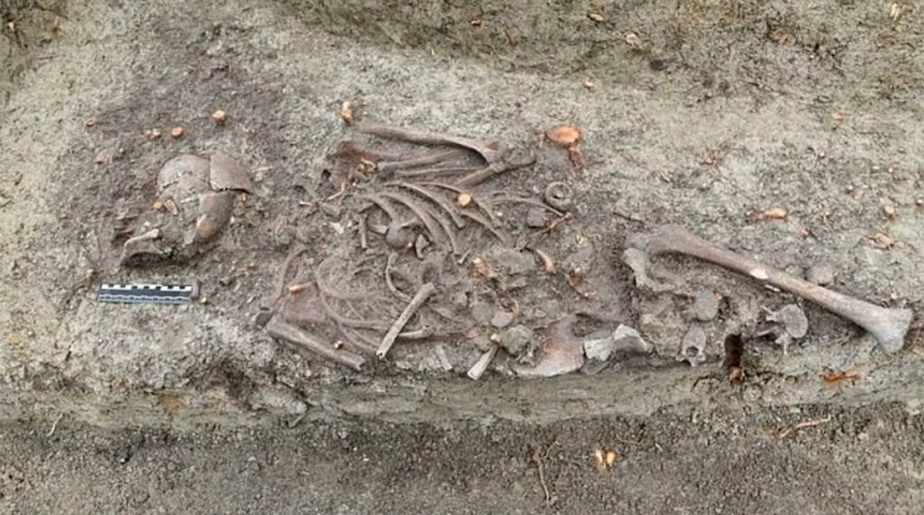 Arqueólogos aseguran haber encontrado los restos de ‘niño vampiro’