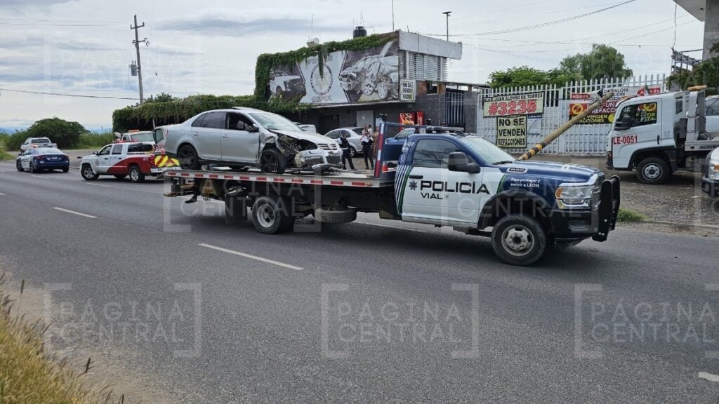 Las Torres: Vuelca auto por exceso de velocidad frente a la pensión