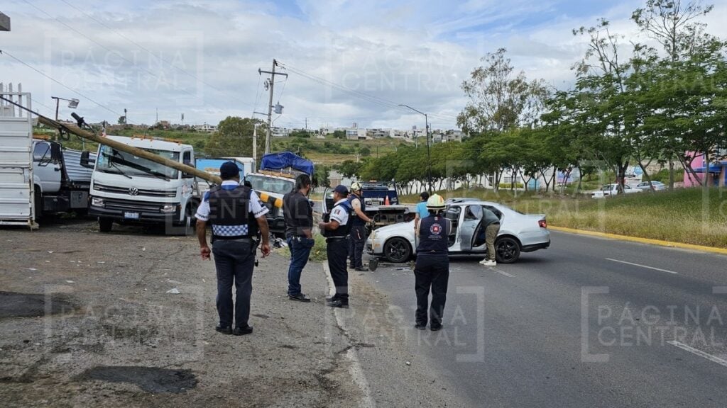 Las Torres: Vuelca auto por exceso de velocidad frente a la pensión