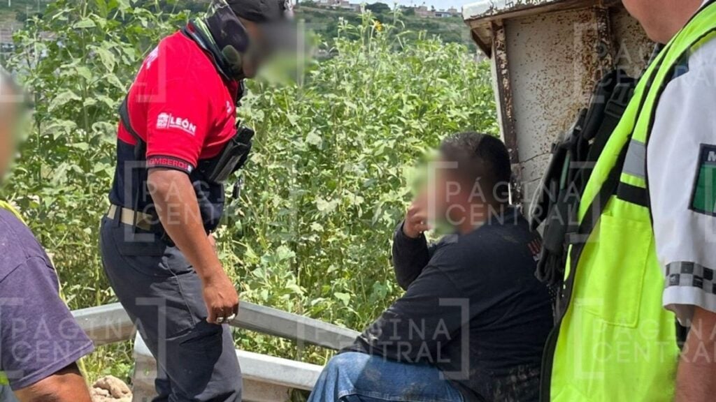 Convive: Tolva se queda sin frenos y vuelca en bulevar Las Joyas