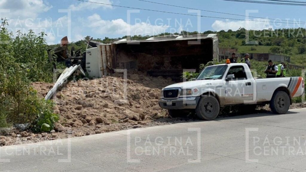 Convive: Tolva se queda sin frenos y vuelca en bulevar Las Joyas