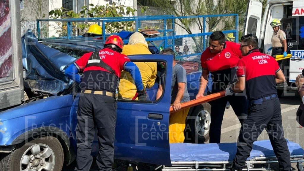 Eje Metropolitano: Camioneta choca con camión con ponchadura