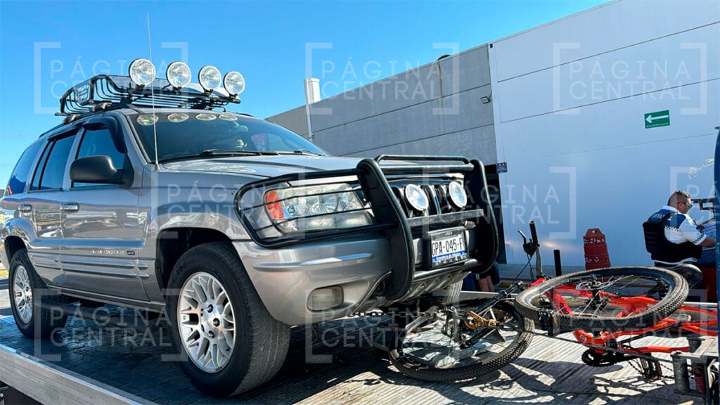 Héroes de Chapultepec: Conductora se sube a banqueta y atropella a tres jóvenes, uno muere