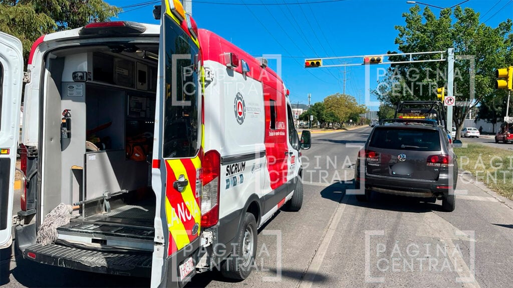 León I: Mujer en triciclo eléctrico es atropellada al intentar cruzar el bulevar