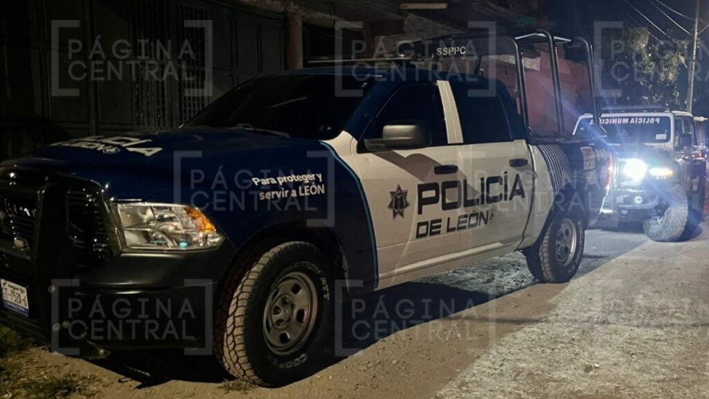 Varias patrullas llegaron para atender el reporte de los vecinos en Santa Anita AC.