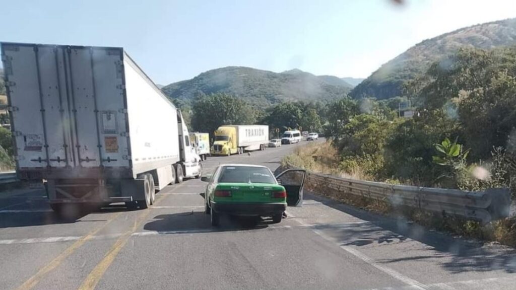 Silao-San Felipe: Choca taxi y resultan lesionados en la carretera
