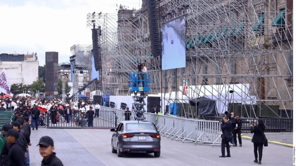 Entra Sheinbaum a Palacio; ofrece comida