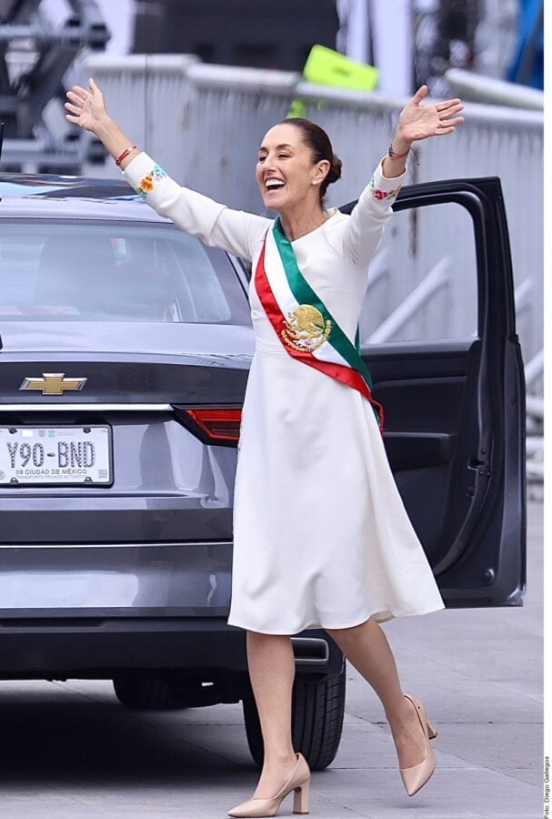 Entra Sheinbaum a Palacio; ofrece comida