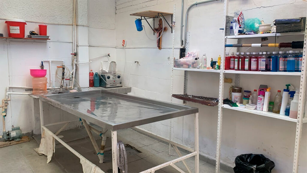 José Luis es embalsamador y si hay mucho trabajo toma una siesta al lado de los cuerpos