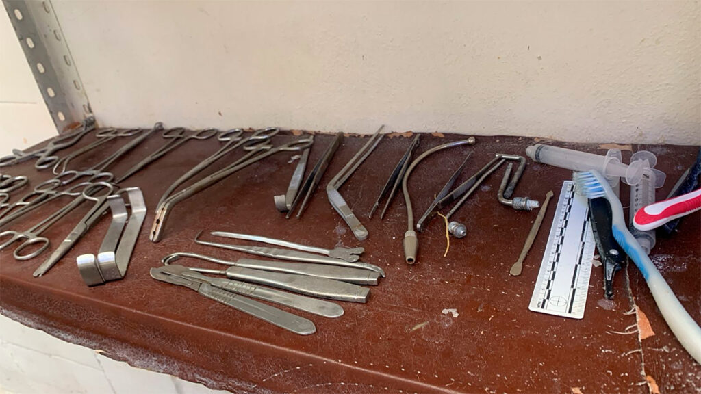 José Luis es embalsamador y si hay mucho trabajo toma una siesta al lado de los cuerpos