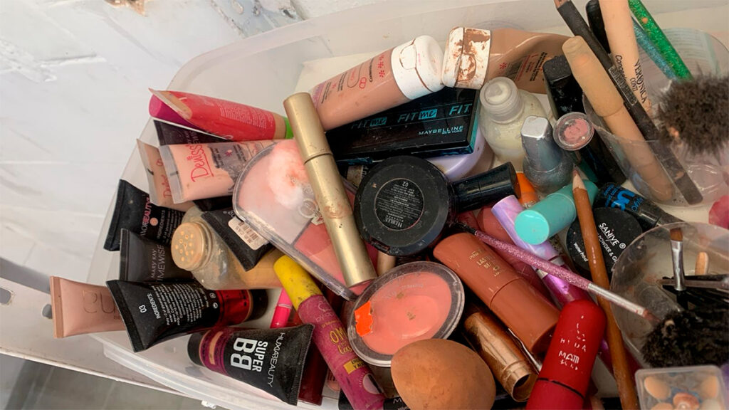 José Luis es embalsamador y si hay mucho trabajo toma una siesta al lado de los cuerpos