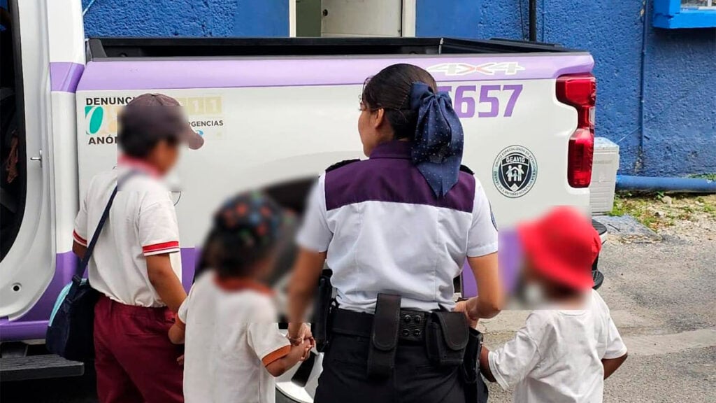 Cancún: Policía amamanta a bebé para salvarle la vida
