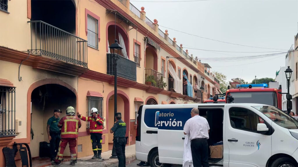 España: Familia falleció en un incendio provocado por un celular que explotó