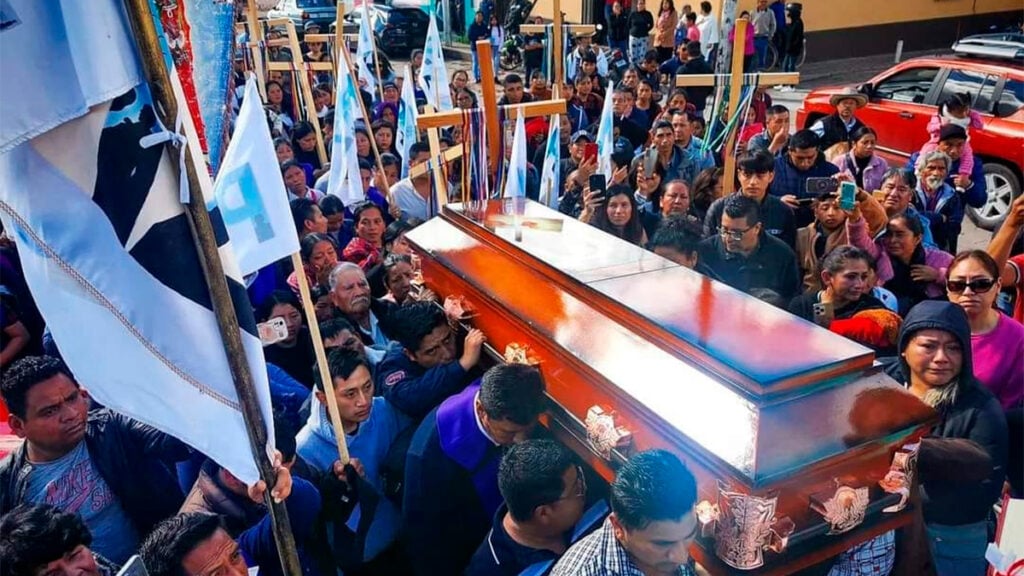 Dan último adiós a sacerdote Marcelo Pérez en Chiapas