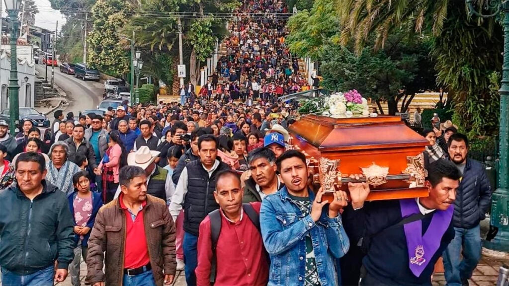 Dan último adiós a sacerdote Marcelo Pérez en Chiapas