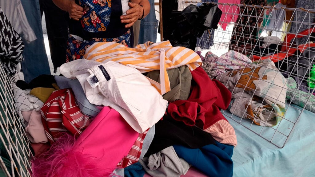 ¡Al último grito de la ropa de paca! Comprar prendas de segunda está de moda