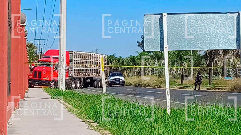 Celaya: Tráiler se impacta en el Tec y un hombre resulta herido de bala